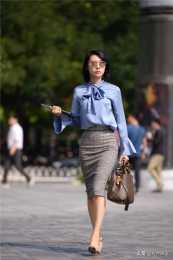灰色高腰筒裙搭配藍色真絲襯衣，拼接的尖頭細跟鞋，有著職場風格