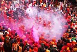 印度的“灑紅節”，人們互潑各種“顏色”，現場一片狼藉