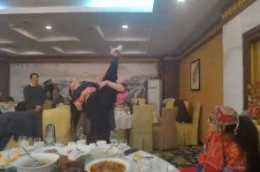 62歲楊麗萍飯局上鬥舞！看徒弟跳舞 不停 指導太投入，被吐槽戲太多