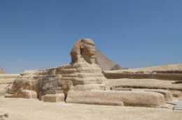 迷惑行為！埃及一男子爬上獅身人面像揮舞大錘猛敲，被保安抓走