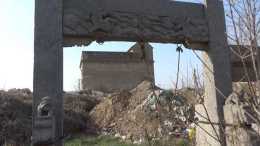 滎陽某村莊雍正年造的古牌坊 被磚土包圍