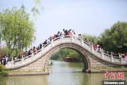 江蘇揚州各景點迎來旅遊高峰 瘦西湖實施單迴圈