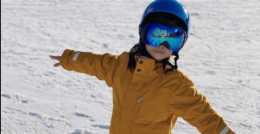 章子怡帶女兒滑雪，5歲醒醒姿勢有模有樣，母女互動畫面溫馨有愛