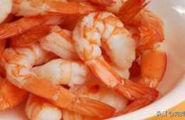 白水煮蝦時，用冷水還是熱水下鍋？這點記住了，蝦又鮮又好吃