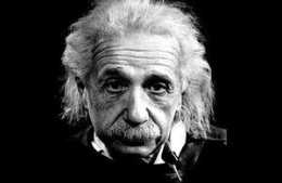 課本里的愛因斯坦為何只有半身照？看他的腳就明白，天才就是天才