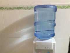 飲水機上的桶裝水，放多久就不能喝了？要是過了一週，就別喝了