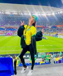 巴西超模AA世界盃看球，夾克外套內搭球衣配PU褲，靚麗時尚