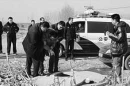 1963年，一會計帶著全廠工資突然失蹤，多年後水泥地發現屍體