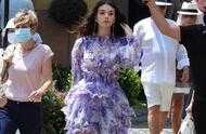 “球花”貝魯奇女兒完美遺傳神顏，穿紫色花卉蓬蓬裙，好似精靈