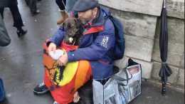 歐洲街頭帶狗的乞討者