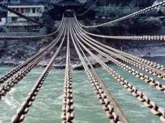 瀘定橋13根鐵鏈，一萬多個鐵環，重21噸，古人如何在300年前建成？