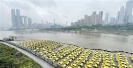 重慶 黃色計程車 成排停放可與朝天門大劇院同框拍照