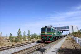 中國最長的火車線路：7692公里長穿越3國，坐一趟需6天票價6000元