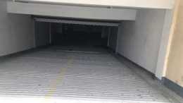 地面停車位不夠用地下車庫大門緊閉……