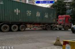 東莞：大貨車轉彎撞倒電動車，疑與盲區有關