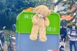 【雲南身邊事】玩具熊被情侶扔掉後，保潔大爺把玩具熊掛垃圾車後