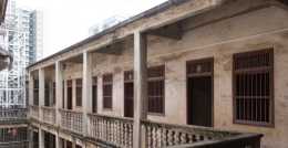 廣東梅州圍龍屋，與福建土樓齊名，曾是當地富豪的住宅