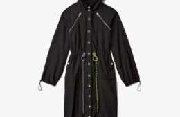 時尚生活：遮風擋雨又時尚，穿上能COS刺客信條，值得擁有的雨衣