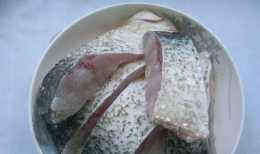 “砂鍋燉草魚”最簡單的做法,用料簡單味道十足,魚肉鮮嫩多汁!