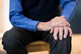 63歲老人患“帕金森病”，藥物消失後生活不能自理