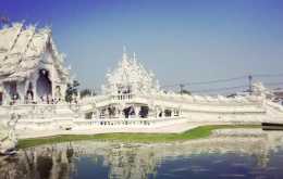 泰國一座白廟，需要無數人手拉手才可以進入，白廟簡直是太壯觀了