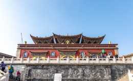 青海第一寺建築恢宏，精美的藝術三絕，古寺中感知信仰力量
