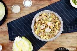 兩道簡單易學的日式料理——日式醬油炒飯和日式炸雞翅，別具風味