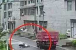 痛心！黔東南一摩托車司機側滑撞上大貨車不幸身亡！