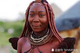 非洲這個原始部落，女人一輩子不洗澡身上塗滿紅泥，彩禮只要3頭牛