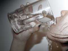 超16小時的白開水會過期從而“致癌”？醫生提醒：喝水要講科學