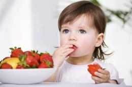 給不同月齡的寶寶吃水果，家長不要盲目，這些講究須牢記