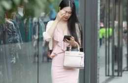 粉色吊帶裙突出的優雅魅力，是其他款式替代不了的