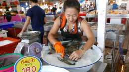 都說泰國海鮮“白菜價”，去玩時專門去吃海鮮，看到價格後懵了！