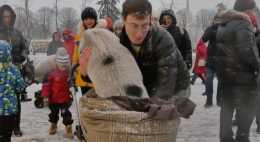 俄羅斯男子為讓家中寵物豬成網紅，帶它上演“美男與豬”共舞