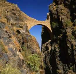 海拔2600米的橋樑，400多年依舊能使用，至今不知如何建造