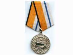 俄羅斯國防部頒發的一枚獎章，獎章上的英雄和平民都是俄海軍的英雄