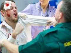 暴力傷醫問題突出 英國今年四月實施新規允許醫生可拒絕為暴力患者治療