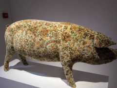 畫家給活豬“紋身”，裝飾成一幅畫賣出100萬，網友：好殘忍！