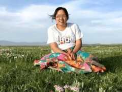 她放棄了好工作，遠嫁進藏，結婚三年無子，如今，全家人都進了醫院