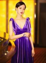 #陳都靈#大變風格，深紫色系絲絨V領長裙，神秘優雅，高貴迷人