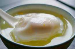 水煮荷包蛋，總有白沫還會散？在水中加點“它”，個個圓嫩不散花