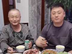 宋曉峰為父親慶生，特意做了二十道家常菜，獲網友怒贊