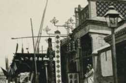 1908年奉天老照片：破舊荒涼的東大門，衣著錦繡的旗人女子！