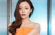 黃夢瑩女主臉果然很高階，穿“橙子裙”知性又俏皮，不對稱好吸睛