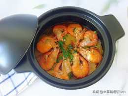 冬天吃燉菜，做大蝦試試這個做法，葷素搭配得當，吃起來真舒服！