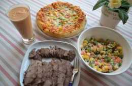 百日早餐第9天：培根披薩+滷牛肉+木瓜花生思慕雪+豌豆玉米沙拉