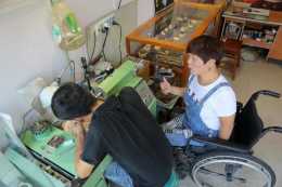 河南女子坐著輪椅卻環遊了世界，不只如此，她還有很多“神”技能