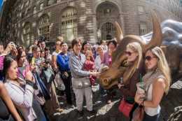 遊客對華爾街銅牛的不文明舉動，令人無奈想笑