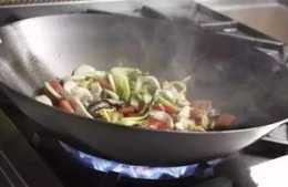 「生活小常識」滾燙的鐵鍋別用涼水衝，鐵鍋雖好這幾點要注意！