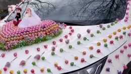 新郎創意接親，用1314顆棒棒糖裝飾婚車，簡直甜到心裡